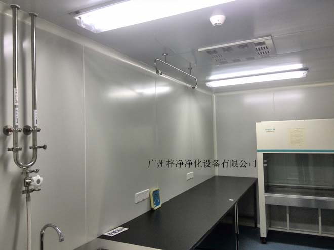 建造和使用潔凈室能有效減少室內(nèi)誘入、產(chǎn)生及滯留粒子。