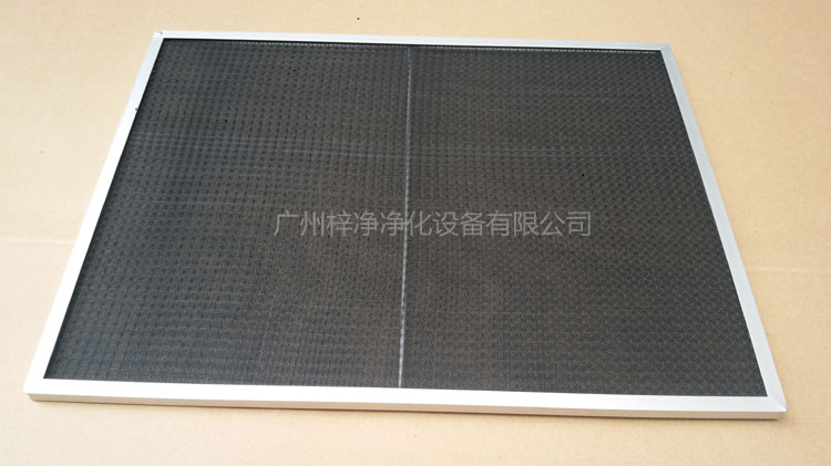 尼龍網(wǎng)初效過濾器骨架采用直徑為6mm的鐵絲焊接處理,目的防止過濾器變形。