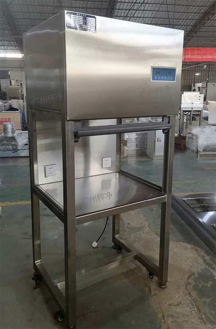 升降門(mén)超凈工作臺(tái)是采用單向空氣流，室內(nèi)空氣經(jīng)預(yù)初效過(guò)濾器進(jìn)入靜壓箱，再經(jīng)過(guò)高效空氣過(guò)濾器，最后在操作區(qū)內(nèi)形成高度潔凈的單向空氣流，是提供操作區(qū)高潔凈度工作環(huán)境的理想設(shè)備。