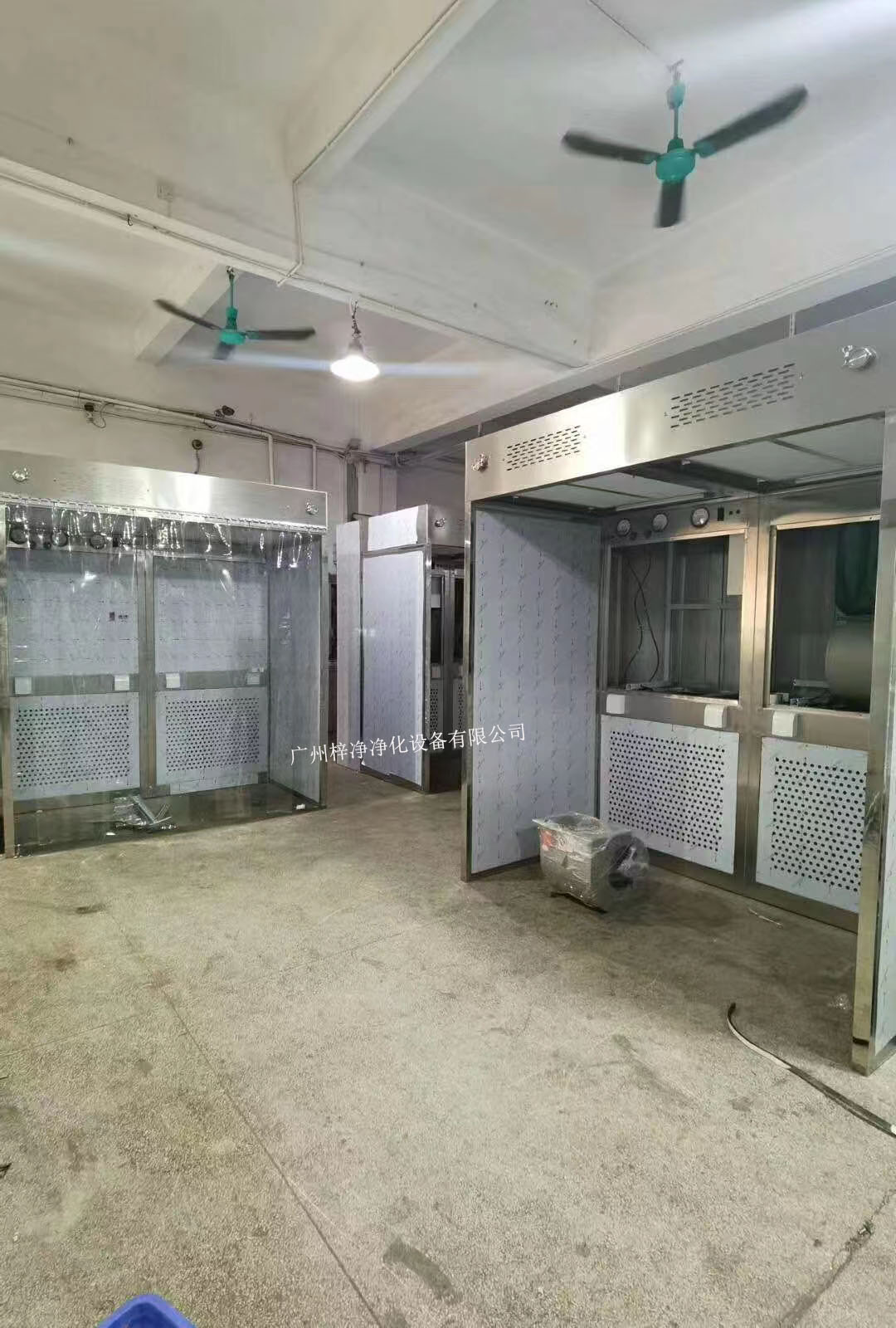 負(fù)壓稱量室設(shè)備由工作區(qū)、回風(fēng)箱體、風(fēng)機(jī)箱體、出風(fēng)箱體及外箱體幾大部分拼裝而成。