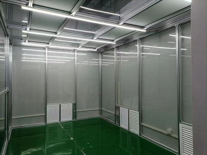 選擇百級無塵潔凈棚還是千級無塵潔凈棚，應(yīng)根據(jù)具體的生產(chǎn)需求、產(chǎn)品要求和預(yù)算來決定。